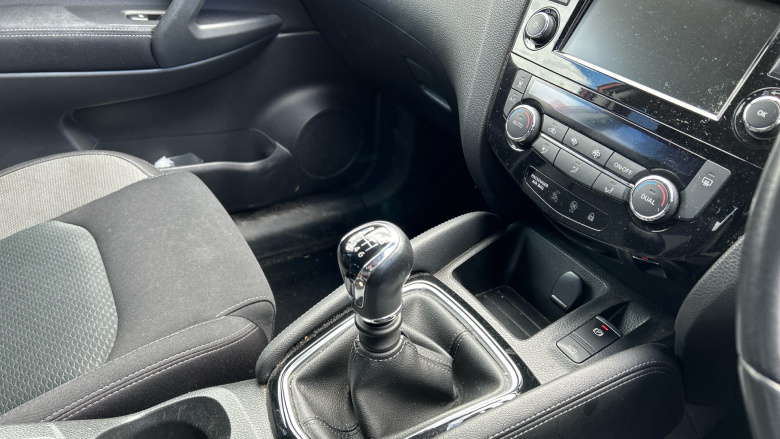 Nissan Qashqai 1.3 DiG-T N-Connecta 5dr Petrol Hatchback